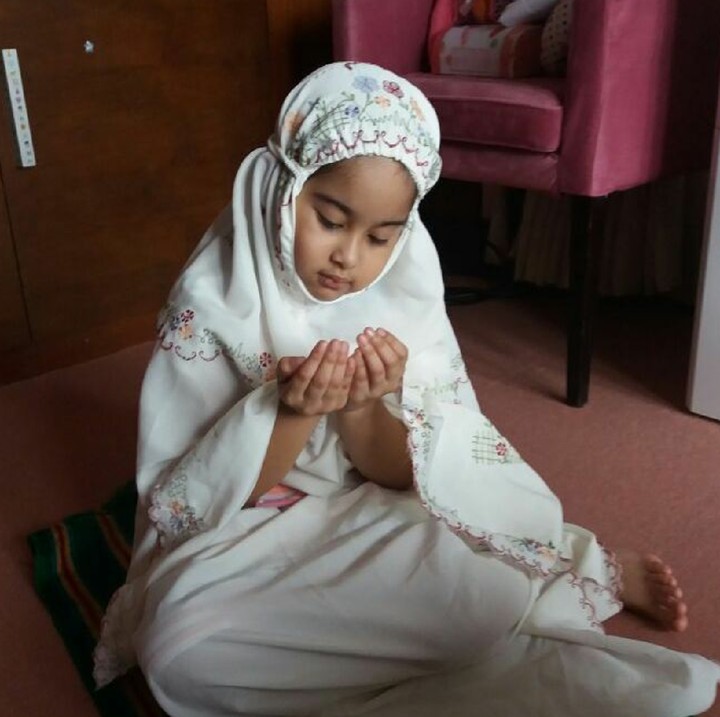<p>Anak soleha! Ara lagi memanjatkan doa apa ya? (Foto: Instagram/ @dewiranokarno)</p>