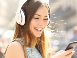 Telinga Sakit Gara-gara Keseringan Rapat Virtual? Mungkin Ini Penyebabnya