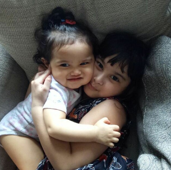 <p>Kakak Ara sayang sama adik Nada, begitupun sebaliknya. So sweet! (Foto: Instagram/ @dewiranokarno)</p>