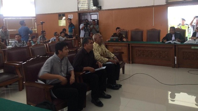Salah seorang anggota Polri yang menjadi korban bom Thamrin hadir bersaksi dalam sidang lanjutan terdakwa Aman Abdurrahman dan sedikit meluapkan emosinya.