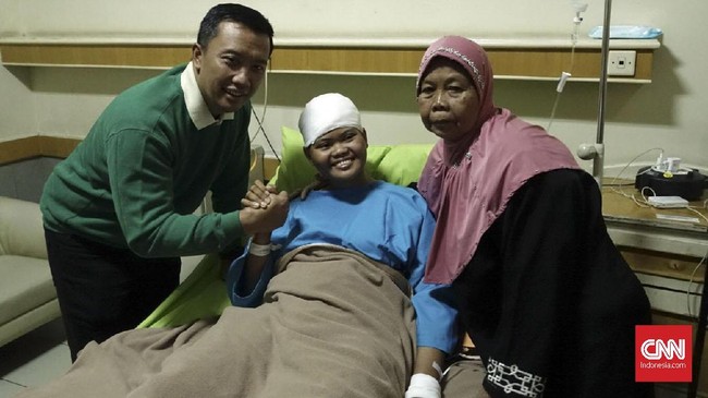 Atlet dayung yang tersengat listrik di Situ Cileunca, Dewi Yuliawati gembira mendapat kunjungan dari Menpora Imam Nahrawi pada Selasa (27/2).