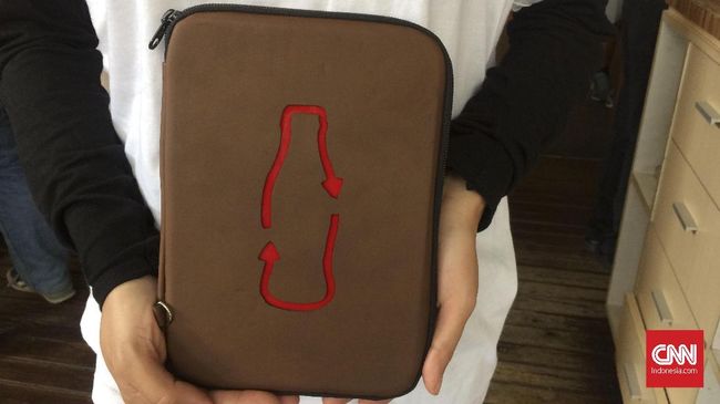 Program 'Plastic Reborn' yang mengumpulkan botol plastik di 100 sekolah dan lainnya di Jabodetabek menghasilkan tas yang kini dapat dijual komersil.
