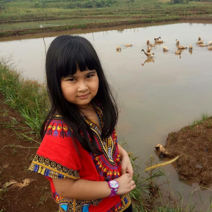 <p>Ara mirip nggak nih, Bun, sama sang kakek? (Foto: Instagram/ @dewiranokarno)</p>