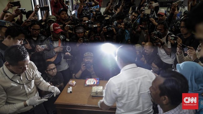 Anggota DPRD Kabupaten Sumba Barat Daya, Nusa Tenggara Timur, Oktavianus Holo ditangkap saat menggunakan sabu. Dia ke Jakarta dalam rangka kegiatan dinas.