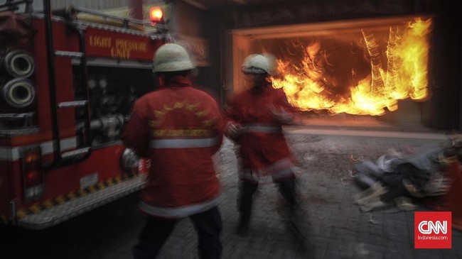 GOR Saburai Bandar Lampung terbakar. Saksi menduga api berasal dari sampah yang dibakar oleh orang dengan gangguan jiwa (ODGJ).