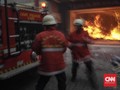 Orang Diduga Gila Bakar Sampah, GOR Saburai Lampung Terbakar