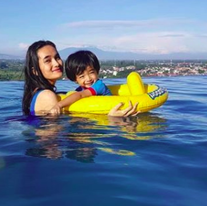 <p>Hore! Waktunya berenang sama bunda. (Foto: Instagram/ @fabymarcelia)</p>