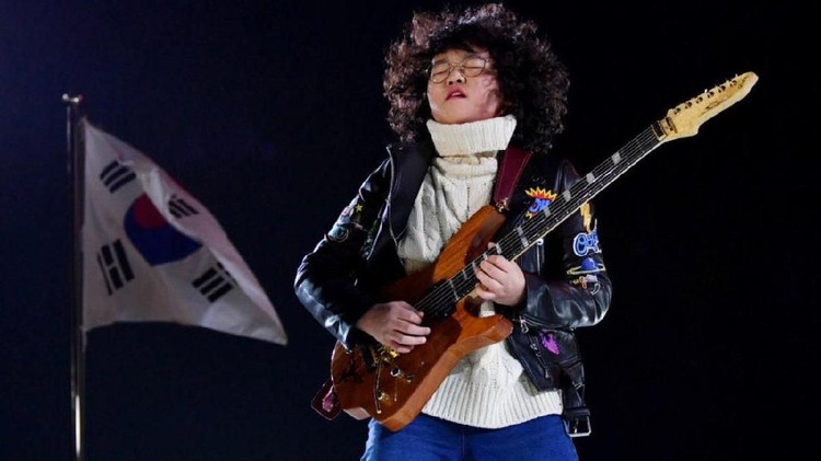 Umurnya masih 13 tahun, tapi bocah ini jago banget main gitar.