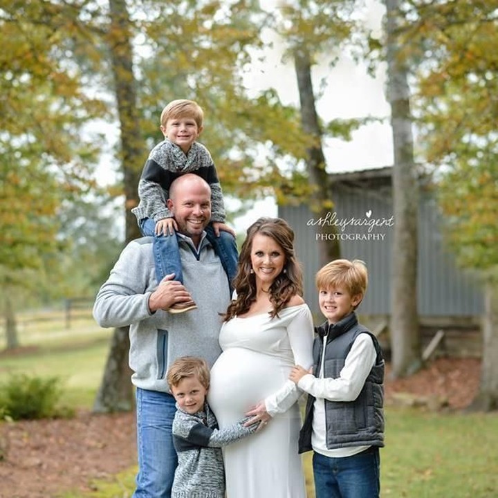 <p>Ini keluarga Waldrop asal Alabama. Suami istri bernama Eric dan Courtney ini sebelumnya sudah memiliki tiga anak laki-laki. (Foto: Ashley Sargent Photography)</p>