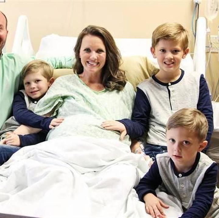 <p>Pada minggu ke-30 kehamilannya, Courtney sudah merasakan kontraksi dan akhirnya melahirkan anak kembar enamnya. (Foto: Facebook/ Courtney Waldrop)</p>
