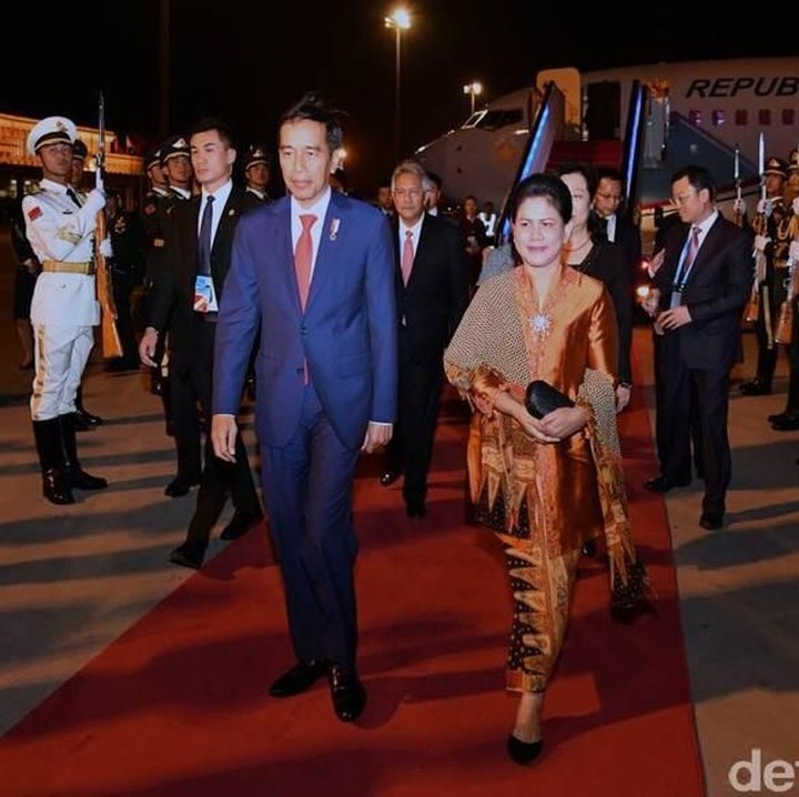 <p>Kebaya Iriana bernuansa coklat keemasan tetap <em>mathcing</em> ya Bun, dengan setelan jas biru Jokowi. (Foto: detikcom)</p>