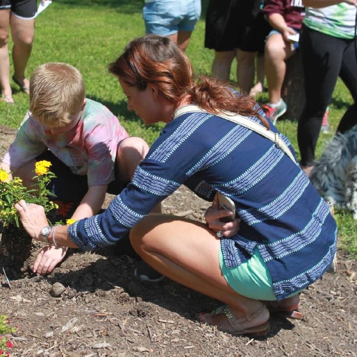 <p>Pada akhir pekan, anak-anak ikut upacara penutupan di Children's Memory Garden. Mereka menanam bunga bersama dengan sebuah surat, gambar atau puisi. Seru ya, Bun. (Foto: Suzanne Kelly)</p>