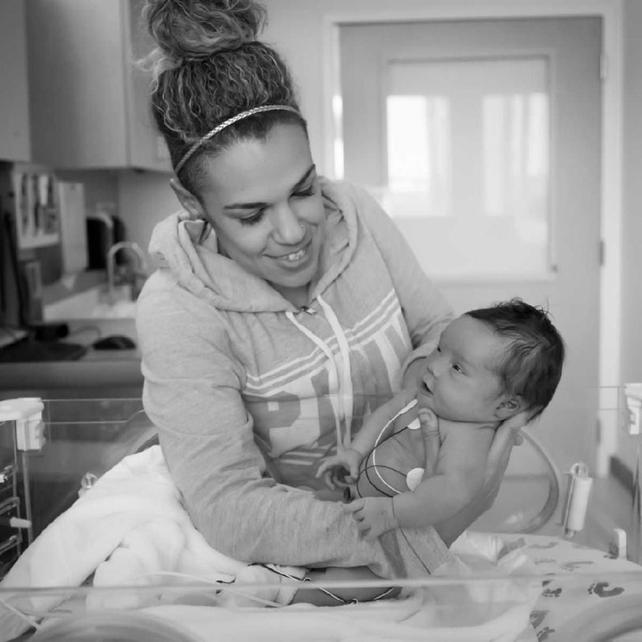 <p>Ini momen saat ibunda mengecek kondisi Amadeus di rumah sakit. (Foto: Unscripted Birth)</p>