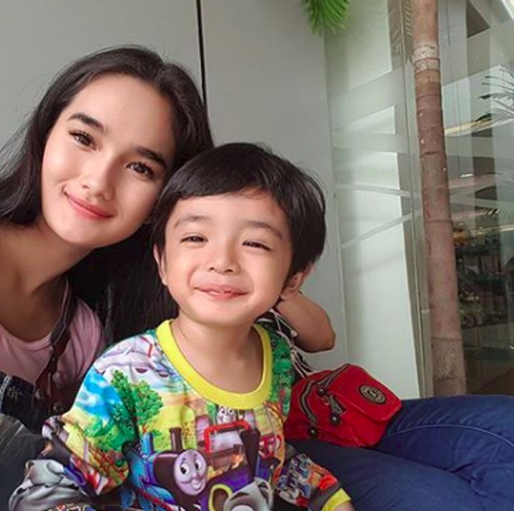 <p>Nggak heran ya kalau bunda dan anak ini kayak kakak beradik. He-he-he. (Foto: Instagram/ @fabymarcelia)</p>
