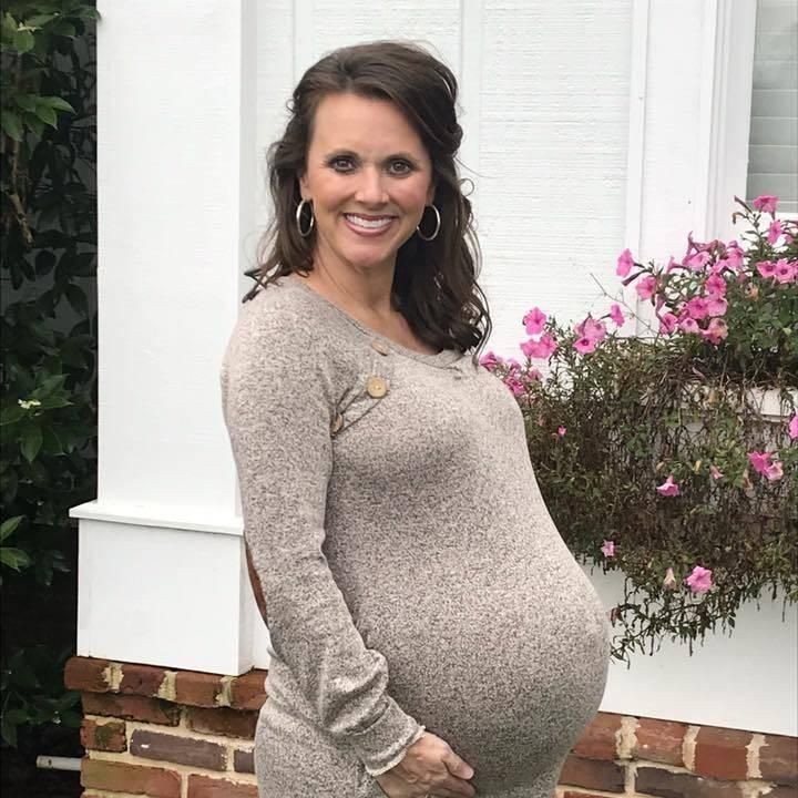 <p>Courtney sempat mengalami beberapa kali keguguran, sampai akhirnya ia hamil kembar enam. (Foto: Facebook/ Courtney Waldrop)</p>