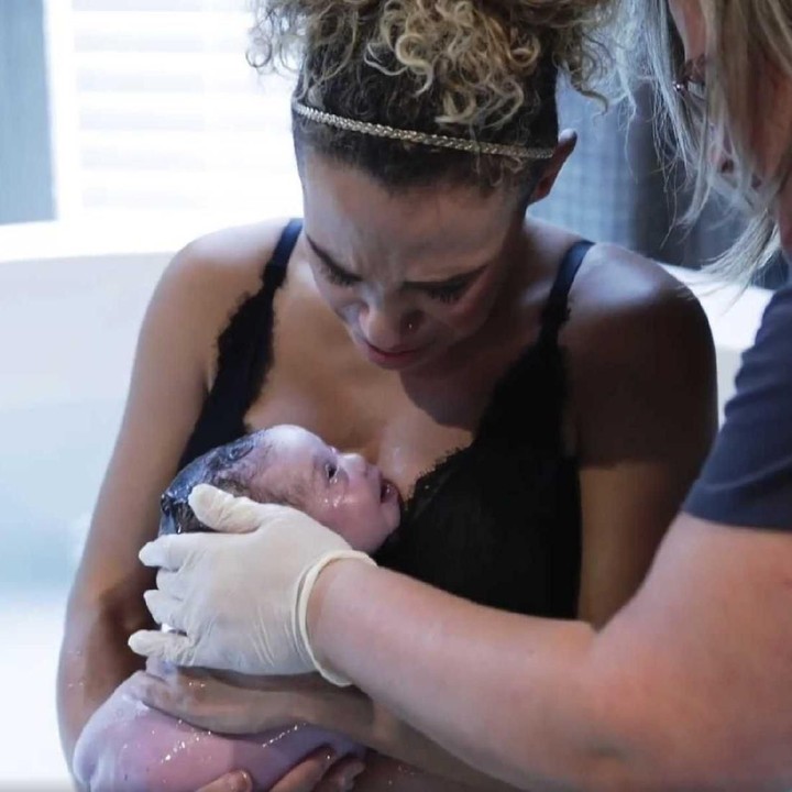 <p>Begitu lahir dalam persalinan water birth, sosok Amadeus langsung ditangkap oleh ibunya. (Foto: Unscripted Birth)</p>