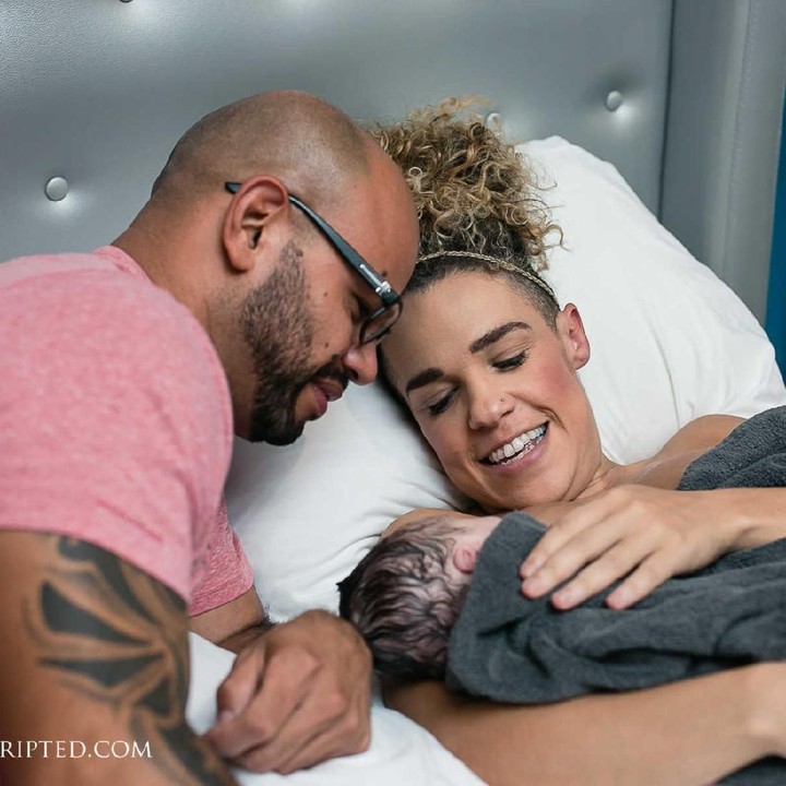 <p>Kini Amber dan suaminya resmi menjadi orang tua dari lima anak. (Foto: Unscripted Birth)</p>