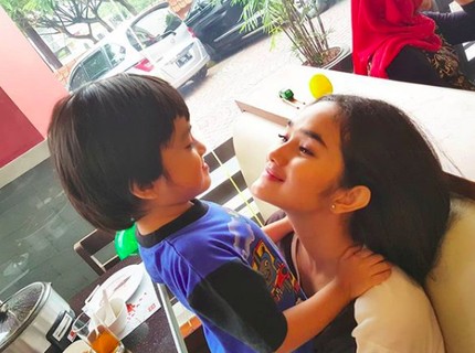 Kebersamaan si Mamah Muda Faby Marcelia dan Jagoan Ciliknya