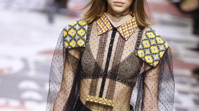 'Suara' Feminitas Dior di Pembukaan Paris Fashion Week