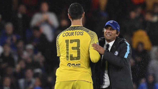 Kiper Thibaut Courtois kecewa dengan keputusan manajer Antonio Conte karena mengganti Eden Hazard yang membuat timnya kalah dari Manchester United.