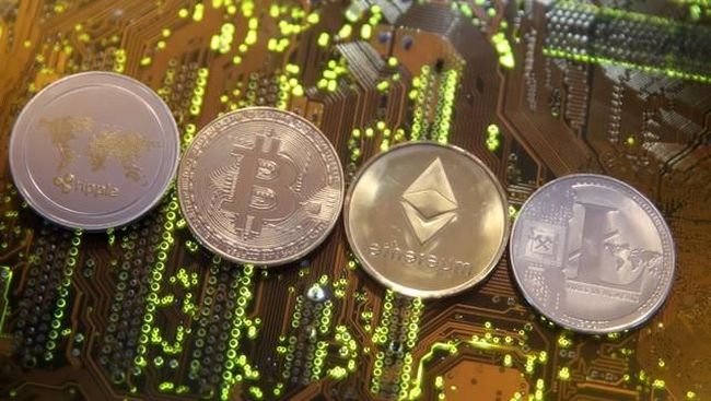 FILE PHOTO: Representations of the Ripple, Bitcoin, Etherum and Litecoin virtual currencies are seen on a PC motherboard in this illustration picture, February 13, 2018. Picture is taken February 13, 2018. REUTERS/Dado Ruvic/File Photo