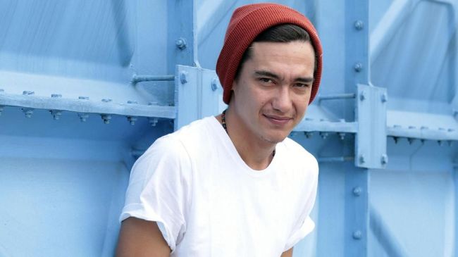 Adipati Dolken tampak mesra dengan Vanesha Prescilla, lawan mainnya di 'Teman Tapi Menikah.' Sebelumnya, Adipati pernah terjerat gosip yang sama.