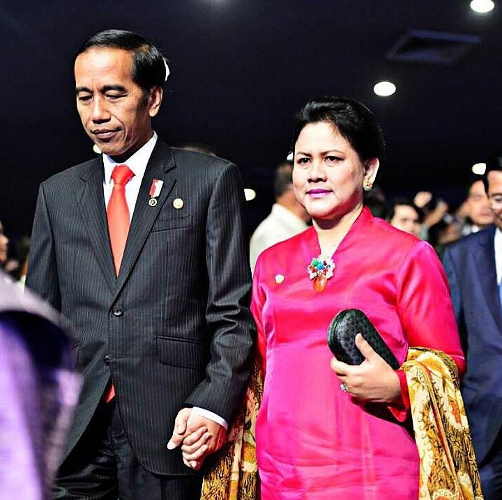<p>Iriana selalu setia mendampingi <a href="https://news.detik.com/berita/d-4313987/diksi-jokowi-saat-bagi-sertifikat-tanah-sontoloyo-genderuwo-tabok?_ga=" target="_blank">Presiden Jokowi</a> di segala aktivitasnya. Mereka tak segan saling berpegangan tangan, romantis ya. (Foto: istimewa)</p>