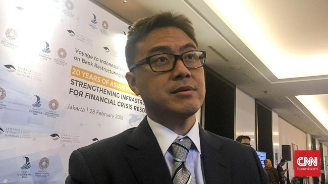 Kepala Eksekutif LPS Fauzi Ichsan mengaku senang berkreasi memadukan busana yang dikenakannya sehari-hari.