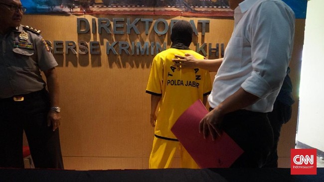 Pria berinisial ER ditangkap karena unggahan foto Kapolri dan gambar logo Banser NU di Facebook. ER sudah meminta maaf namun proses hukum terus berlanjut.