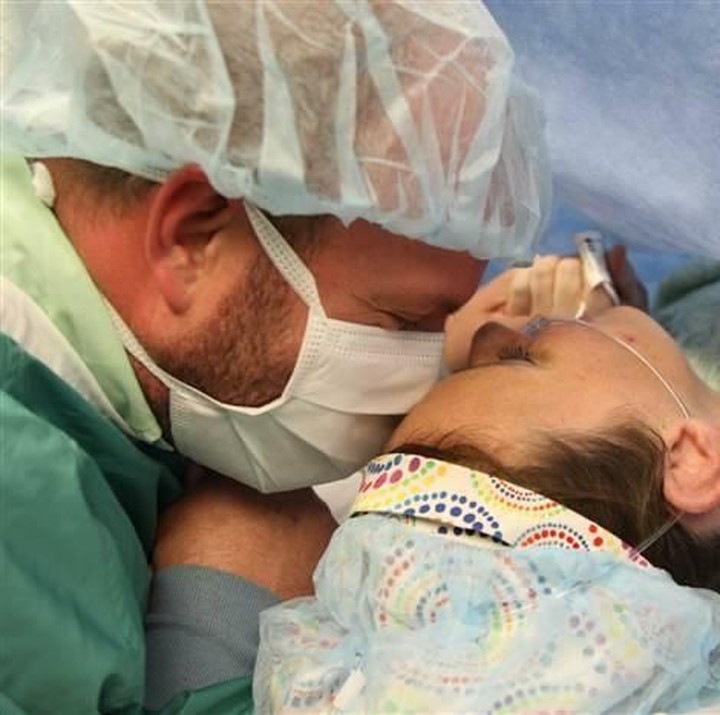 <p>Saat persalinan, Eric terus mencium kening dan menenangkan Courtney. (Foto: Courtney Neill Williams Photography)</p>