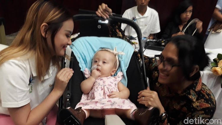 Putri bungsu Joanna Alexandra, Ziona Eden, mengalami campomelic dysplasia atau CMD. Ini merupakan penyakit langka.
