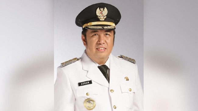 Asrun dikabarkan ditangkap bersama anaknya, Adriatma Dwi Putra yang merupakan Wali Kota Kendari. Asrun berpasangan dengan Hugua dalam Pilgub Sultra 2018.