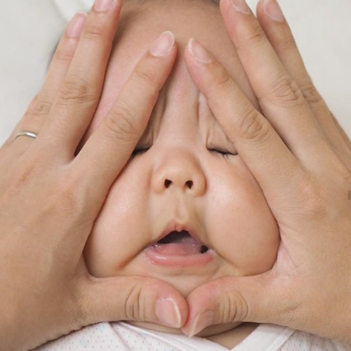<p>Kayaknya wajah bayinya terlalu besar untuk diajak berpose onigiri baby nih, Bun. (Foto: Instagram @xx__shizuka__xx)</p>