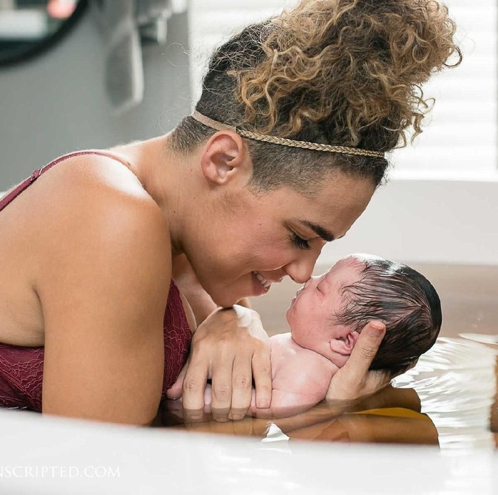 <p>Meskipun si kecil berkebutuhan khusus, sang ibu sangat bahagia menyambutnya. (Foto: Unscripted Birth)</p>
