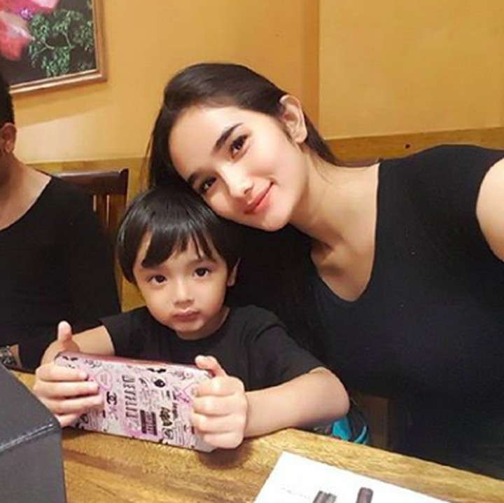 <p>Ayah lagi sibuk, kita wefie aja deh, Nak! (Foto: Instagram/ @fabymarcelia)</p>