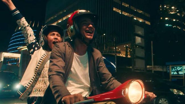 Negeri Sakura menjadi saksi kebersamaan aktor Adipati Dolken dan aktris Vanesha Prescilla. Keduanya dikabarkan tengah dekat karena film 'Teman Tapi Menikah.'