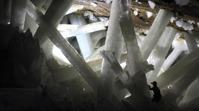 7 Gua Berpemandangan Ajaib di Dunia Selain pahatan bebatuan, terkadang ada juga goa yang disertai keunikan, seperti berkilau dalam gelap atau menyimpan kristal.