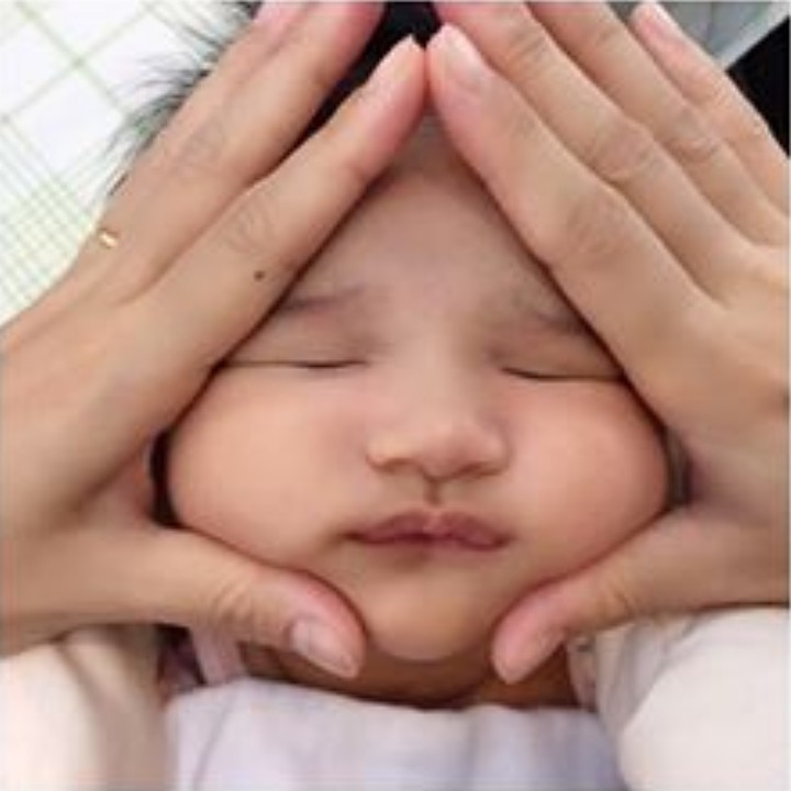 <p>Beberapa orang tua ada yang nggak suka dengan pose onigiri baby ini karena dianggap menyakiti anak. Kalau si kecil menangis dan terganggu sebaiknya memang kita nggak usah maksain sih ya, Bun, hanya demi foto yang lucu. (Foto: Instagram @mami_beachme)</p>