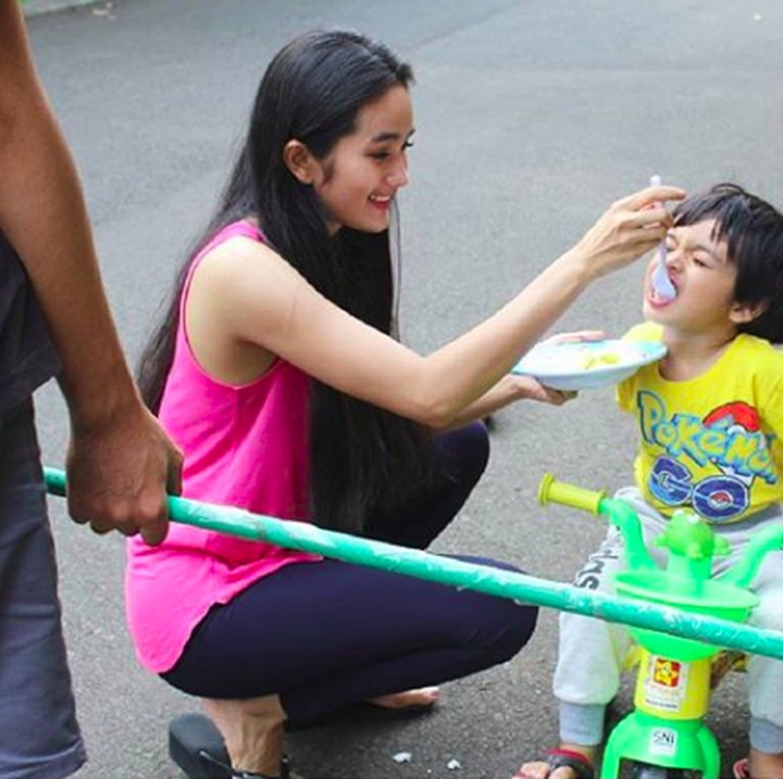 <p>Beginilah ketika si mamah muda alias mahmud menyuapi si kecil. (Foto: Instagram/ @fabymarcelia)</p>
