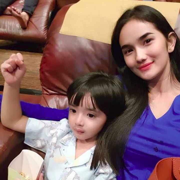 <p>Faby melahirkan si kecil Igneel di umur yang terbilang muda lho, 18 tahun. (Foto: Instagram/ @fabymarcelia)</p>
