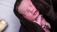 Momen Lahirnya Bayi 5,5 Kg Lewat Persalinan Normal di Rumah