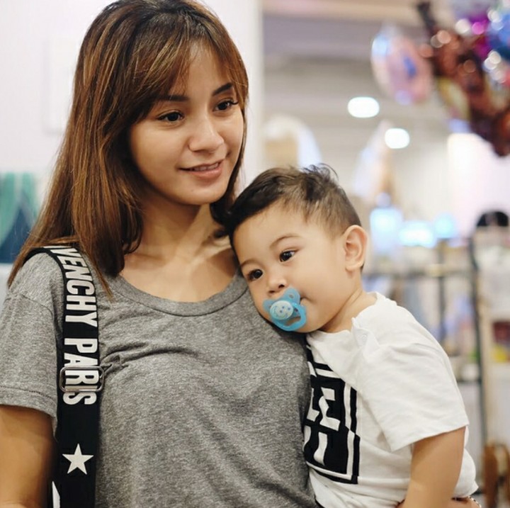 <p>Kyo yang kini usianya hampir 2 tahun memang dekat banget sama bundanya. (Foto: Instagram/kiranalarasati)</p>