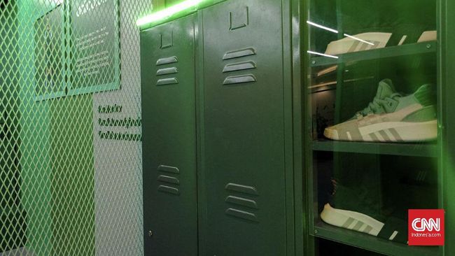 Dibanding tiga atau empat tahun lalu, wanita Indonesia hari ini lebih menggemari sepatu olahraga atau sneakers dibandingkan sepatu hak.
