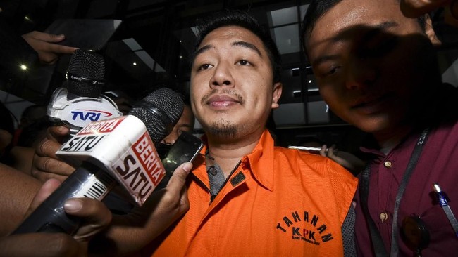 Selain hukuman penjara, jaksa juga menuntut pencabutan hak politik Cagub Sulawesi Tenggaran Asrun dan Wali Kota Adriatma selama tiga tahun.