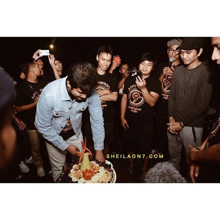 <p>Hampir 22 tahun Sheila on 7 berkarya. Bukan perjalanan singkat tentunya. Ya, perjalanan yang dirintis sejak belia, hingga kini sudah berkeluarga. (Foto: instagram @sheilaon7)</p>