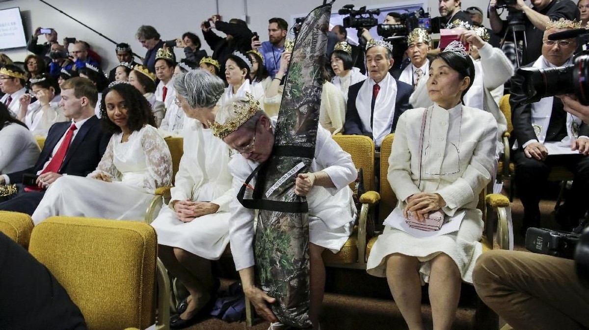FOTO: Saat Senjata Penembakan Florida Diberkati di Gereja