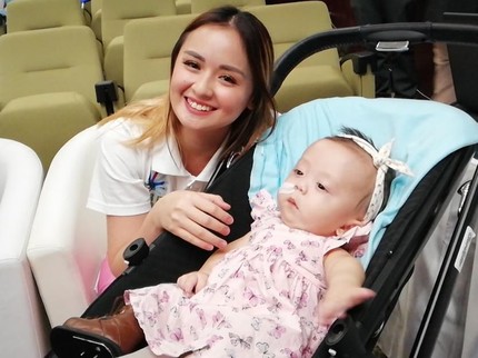 Kesabaran 5 Selebritas Merawat Buah Hati yang Sakit