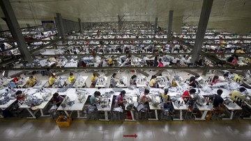 FILE PHOTO: Labourers work at a garment factory in Bac Giang province, near Hanoi October 21, 2015. REUTERS/Kham