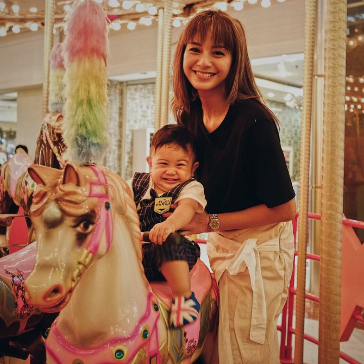 <p>Wah Kyo girang banget naik kuda-kudaan. (Foto: Instagram/kiranalarasati)</p>