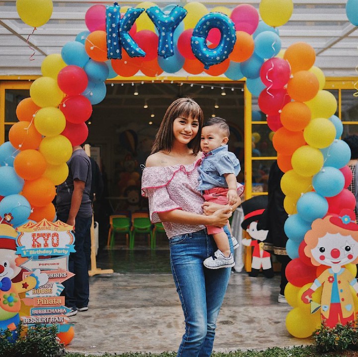 <p>Kyo, lihat ke kamera ya, kan lagi foto sama bunda. Cekrek! (Foto: Instagram/kiranalarasati)</p>